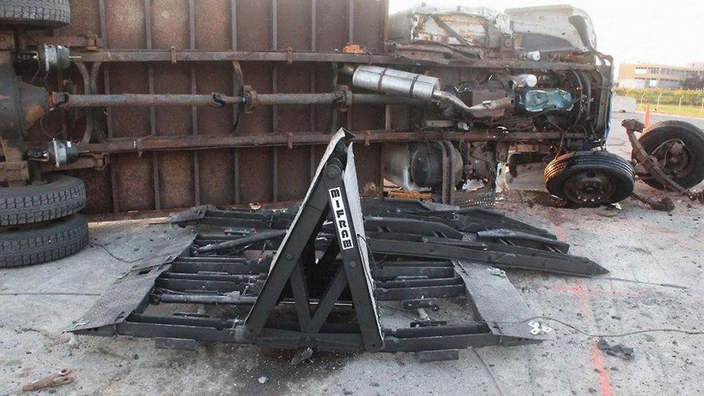 Pyramid bi directional hydraulic vehicle barrier [barricade] Mifram